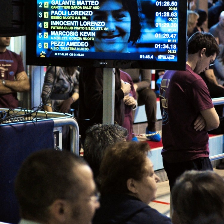 Diretta gare nelle tv della piscina con sovrimpressione tempi